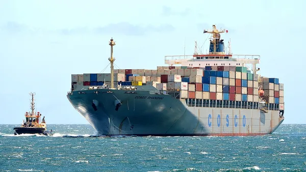 Navio porta-contêineres em porto de exportação asiático