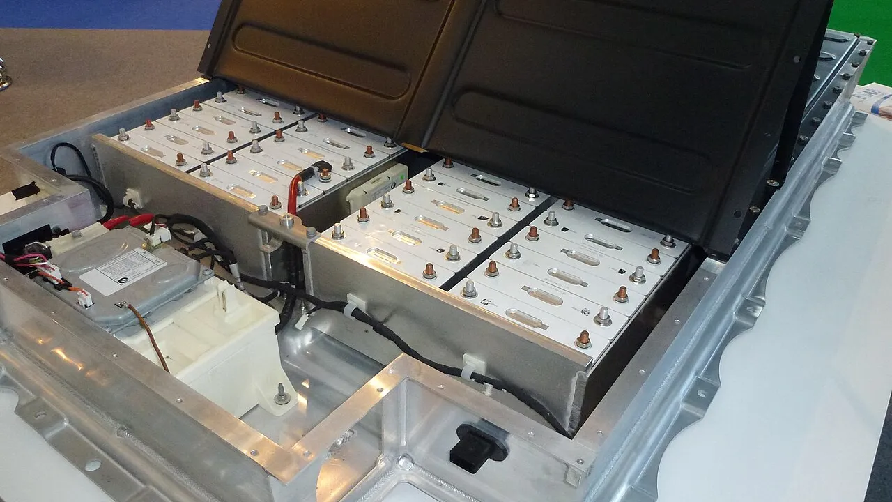 Pacote de bateria de íon-lítio de carro elétrico desmontado, mostrando módulos e conexões internas