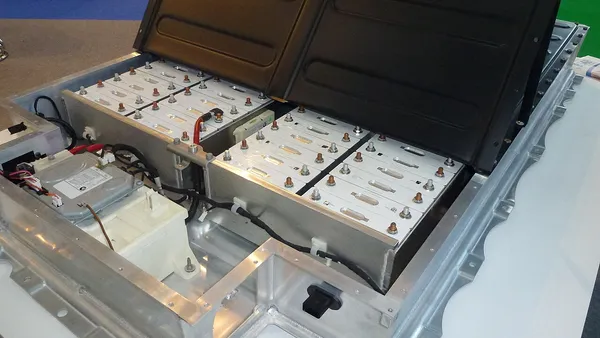 Pacote de bateria de íon-lítio de carro elétrico desmontado, mostrando módulos e conexões internas