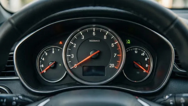 Painel digital de carro elétrico mostrando odômetro e quilometragem rodada