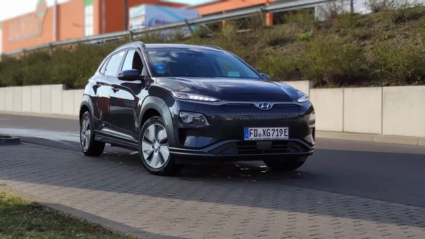 SUV elétrico compacto Geely EX5 branco exposto em concessionária no Brasil