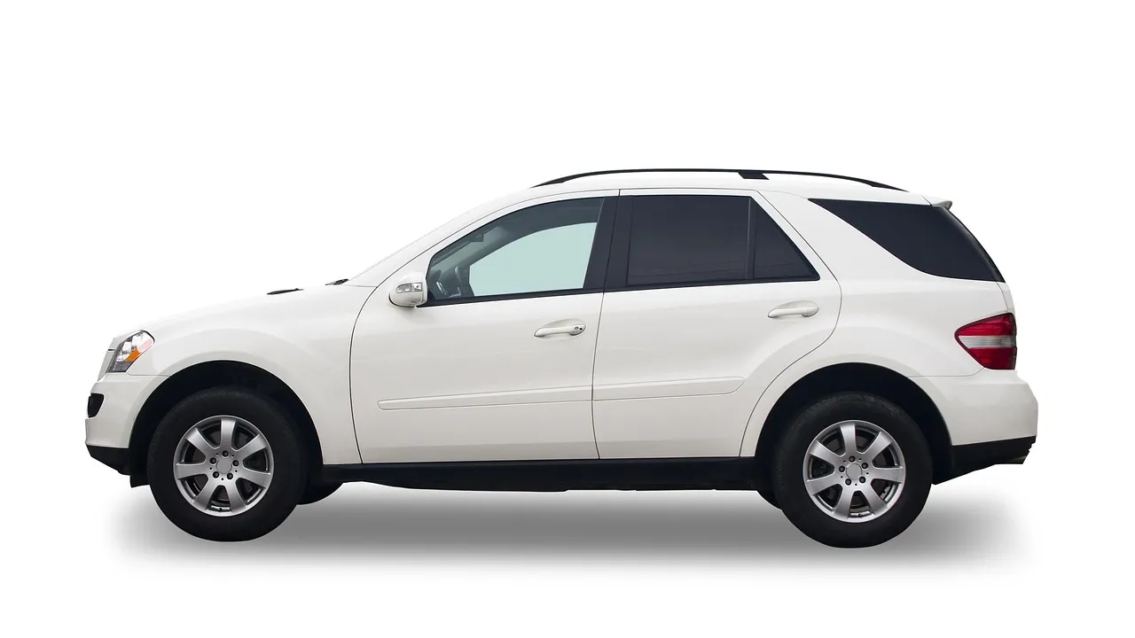 GWM Haval H6 PHEV35 estacionado com cabo de recarga residencial conectado
