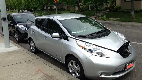 Nissan Leaf hatchback elétrico em via urbana