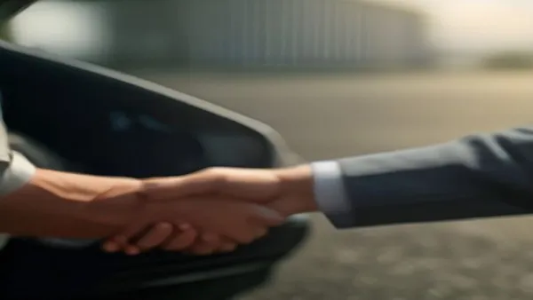 Cliente recebendo as chaves de um carro elétrico zero km em concessionária no Brasil