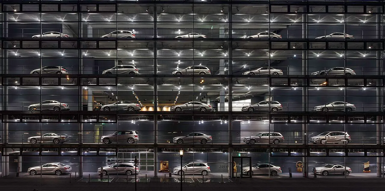 Pátio de concessionária com carros elétricos e híbridos enfileirados