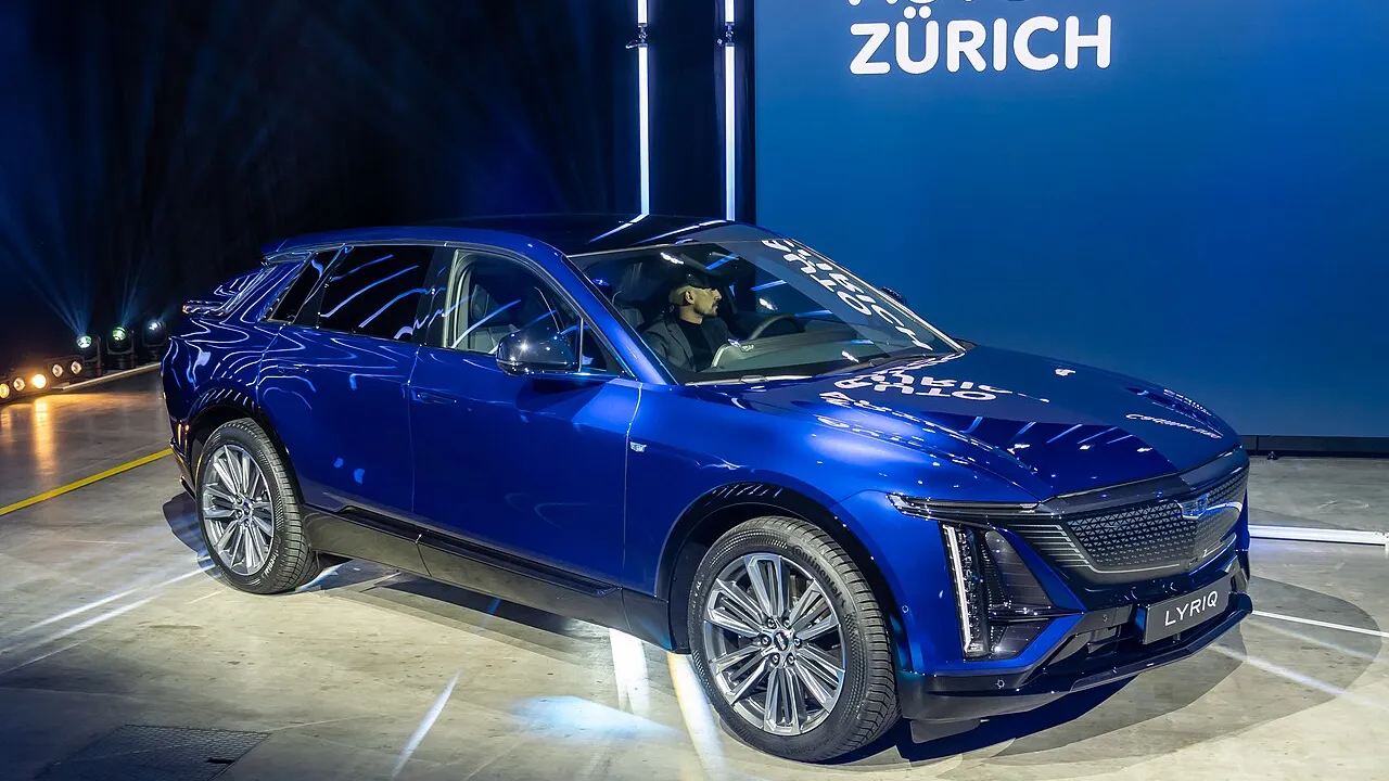 Cadillac Lyriq, SUV elétrico de luxo, em evento de lançamento automotivo — uma das seis marcas elétricas que estreiam no Brasil em 2026